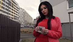 Черноволосая татуированная сучка согласилась за деньги ЕБАТЬСЯ под забором!