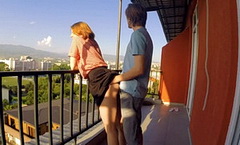 18-летняя проспорила прелюдный секс на балконе