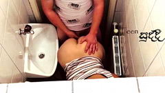 Скрытая камера сняла реальную еблю в туалете